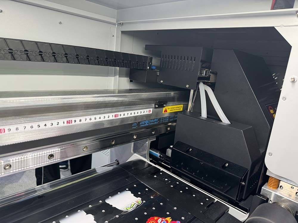 A2 A3 ดิจิตอล 60 ซม DTF สติ๊กเกอร์ UV Printer กระจกเครื่องพิมพ์โลหะด้วยหัว 13200 U1
